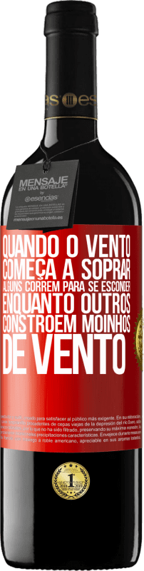 39,95 € Envio grátis | Vinho tinto Edição RED MBE Reserva Quando o vento começa a soprar, alguns correm para se esconder, enquanto outros constroem moinhos de vento Etiqueta Vermelha. Etiqueta personalizável Reserva 12 Meses Colheita 2015 Tempranillo