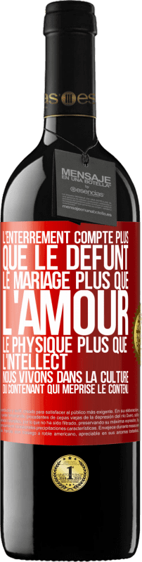 39,95 € Envoi gratuit | Vin rouge Édition RED MBE Réserve L'enterrement compte plus que le défunt, le mariage plus que l'amour, le physique plus que l'intellect. Nous vivons dans la cult Étiquette Rouge. Étiquette personnalisable Réserve 12 Mois Récolte 2015 Tempranillo