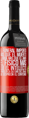 39,95 € Envío gratis | Vino Tinto Edición RED MBE Reserva El funeral importa más que el muerto, la boda más que el amor, el físico más que el intelecto. Vivimos en la cultura del Etiqueta Roja. Etiqueta personalizable Reserva 12 Meses Cosecha 2014 Tempranillo