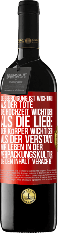 39,95 € Kostenloser Versand | Rotwein RED Ausgabe MBE Reserve Die Beerdigung ist wichtiger als der Tote, die Hochzeit wichtiger als die Liebe, der Körper wichtiger als der Verstand. Wir lebe Rote Markierung. Anpassbares Etikett Reserve 12 Monate Ernte 2015 Tempranillo