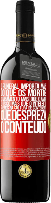 39,95 € Envio grátis | Vinho tinto Edição RED MBE Reserva O funeral importa mais do que os mortos, o casamento mais que o amor, o físico mais que o intelecto. Vivemos na cultura de Etiqueta Vermelha. Etiqueta personalizável Reserva 12 Meses Colheita 2015 Tempranillo