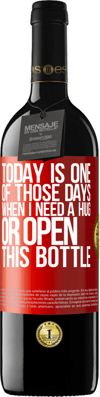 39,95 € 送料無料 | 赤ワイン REDエディション MBE 予約する 今日は抱擁が必要な日、またはこのボトルを開く日です 赤いタグ. カスタマイズ可能なラベル 予約する 12 月 収穫 2014 Tempranillo