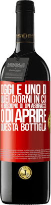 39,95 € Spedizione Gratuita | Vino rosso Edizione RED MBE Riserva Oggi è uno di quei giorni in cui ho bisogno di un abbraccio o di aprire questa bottiglia Etichetta Rossa. Etichetta personalizzabile Riserva 12 Mesi Raccogliere 2014 Tempranillo