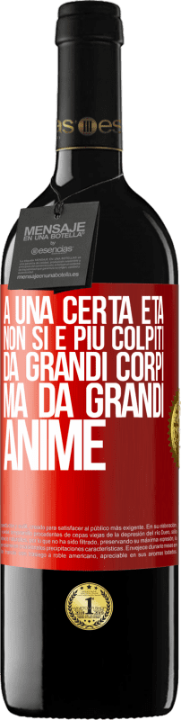 39,95 € Spedizione Gratuita | Vino rosso Edizione RED MBE Riserva A una certa età non si è più colpiti da grandi corpi, ma da grandi anime Etichetta Rossa. Etichetta personalizzabile Riserva 12 Mesi Raccogliere 2015 Tempranillo