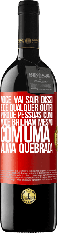 39,95 € Envio grátis | Vinho tinto Edição RED MBE Reserva Você vai sair disso, e de qualquer outro, porque pessoas como você brilham mesmo com uma alma quebrada Etiqueta Vermelha. Etiqueta personalizável Reserva 12 Meses Colheita 2015 Tempranillo