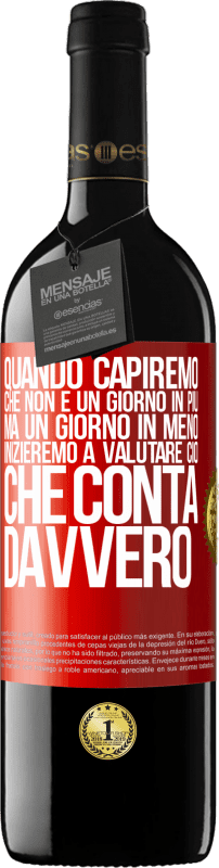 39,95 € Spedizione Gratuita | Vino rosso Edizione RED MBE Riserva Quando capiremo che non è un giorno in più, ma un giorno in meno, inizieremo a valutare ciò che conta davvero Etichetta Rossa. Etichetta personalizzabile Riserva 12 Mesi Raccogliere 2015 Tempranillo