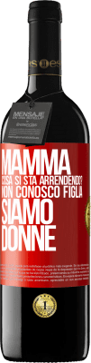 39,95 € Spedizione Gratuita | Vino rosso Edizione RED MBE Riserva Mamma, cosa si sta arrendendo? Non conosco figlia, siamo donne Etichetta Rossa. Etichetta personalizzabile Riserva 12 Mesi Raccogliere 2015 Tempranillo