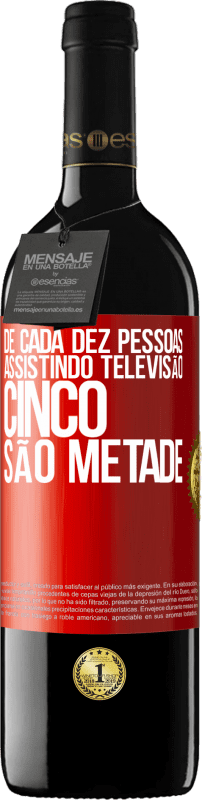 39,95 € Envio grátis | Vinho tinto Edição RED MBE Reserva De cada dez pessoas assistindo televisão, cinco são metade Etiqueta Vermelha. Etiqueta personalizável Reserva 12 Meses Colheita 2015 Tempranillo