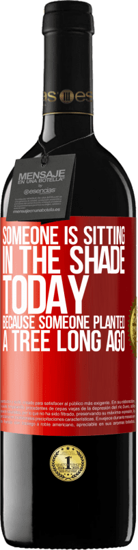 39,95 € 送料無料 | 赤ワイン REDエディション MBE 予約する 誰かがずっと前に木を植えたので、誰かが今日日陰に座っています 赤いタグ. カスタマイズ可能なラベル 予約する 12 月 収穫 2014 Tempranillo