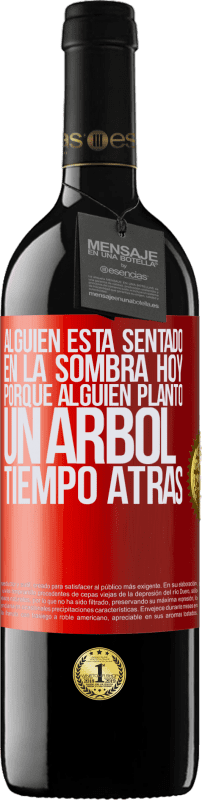 39,95 € Envío gratis | Vino Tinto Edición RED MBE Reserva Alguien está sentado en la sombra hoy, porque alguien plantó un árbol tiempo atrás Etiqueta Roja. Etiqueta personalizable Reserva 12 Meses Cosecha 2016 Tempranillo