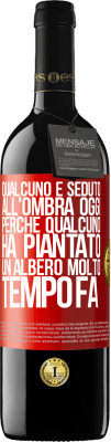 39,95 € Spedizione Gratuita | Vino rosso Edizione RED MBE Riserva Qualcuno è seduto all'ombra oggi, perché qualcuno ha piantato un albero molto tempo fa Etichetta Rossa. Etichetta personalizzabile Riserva 12 Mesi Raccogliere 2016 Tempranillo