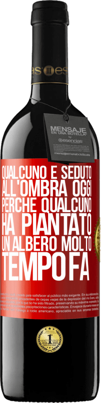 39,95 € Spedizione Gratuita | Vino rosso Edizione RED MBE Riserva Qualcuno è seduto all'ombra oggi, perché qualcuno ha piantato un albero molto tempo fa Etichetta Rossa. Etichetta personalizzabile Riserva 12 Mesi Raccogliere 2015 Tempranillo