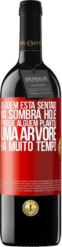 39,95 € Envio grátis | Vinho tinto Edição RED MBE Reserva Alguém está sentado na sombra hoje, porque alguém plantou uma árvore há muito tempo Etiqueta Vermelha. Etiqueta personalizável Reserva 12 Meses Colheita 2015 Tempranillo