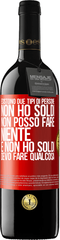 39,95 € Spedizione Gratuita | Vino rosso Edizione RED MBE Riserva Esistono due tipi di persone. Non ho soldi, non posso fare niente e Non ho soldi, devo fare qualcosa Etichetta Rossa. Etichetta personalizzabile Riserva 12 Mesi Raccogliere 2015 Tempranillo