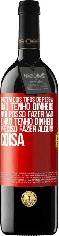 39,95 € Envio grátis | Vinho tinto Edição RED MBE Reserva Existem dois tipos de pessoas. Não tenho dinheiro, não posso fazer nada e Não tenho dinheiro, preciso fazer alguma coisa Etiqueta Vermelha. Etiqueta personalizável Reserva 12 Meses Colheita 2015 Tempranillo