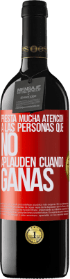 39,95 € Envío gratis | Vino Tinto Edición RED MBE Reserva Presta mucha atención a las personas que no aplauden cuando ganas Etiqueta Roja. Etiqueta personalizable Reserva 12 Meses Cosecha 2015 Tempranillo