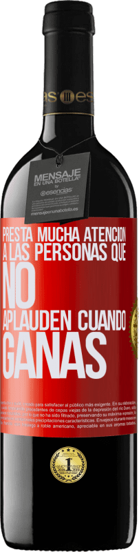 39,95 € Envío gratis | Vino Tinto Edición RED MBE Reserva Presta mucha atención a las personas que no aplauden cuando ganas Etiqueta Roja. Etiqueta personalizable Reserva 12 Meses Cosecha 2015 Tempranillo