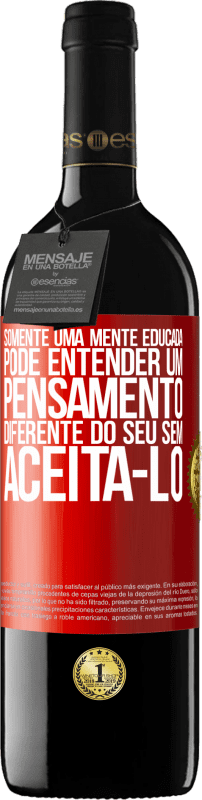 39,95 € Envio grátis | Vinho tinto Edição RED MBE Reserva Somente uma mente educada pode entender um pensamento diferente do seu sem aceitá-lo Etiqueta Vermelha. Etiqueta personalizável Reserva 12 Meses Colheita 2016 Tempranillo