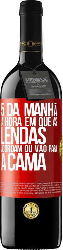 39,95 € Envio grátis | Vinho tinto Edição RED MBE Reserva 5 da manhã A hora em que as lendas acordam ou vão para a cama Etiqueta Vermelha. Etiqueta personalizável Reserva 12 Meses Colheita 2015 Tempranillo