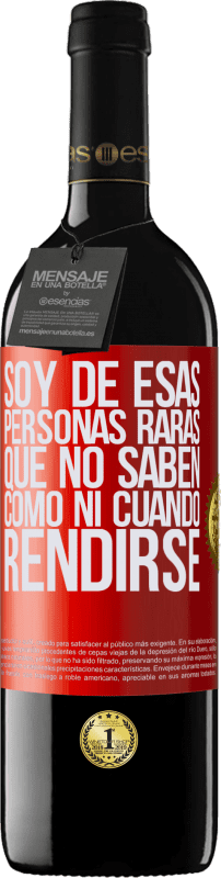 39,95 € Envío gratis | Vino Tinto Edición RED MBE Reserva Soy de esas personas raras que no saben cómo ni cuándo rendirse Etiqueta Roja. Etiqueta personalizable Reserva 12 Meses Cosecha 2015 Tempranillo