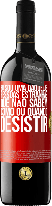 39,95 € Envio grátis | Vinho tinto Edição RED MBE Reserva Eu sou uma daquelas pessoas estranhas que não sabem como ou quando desistir Etiqueta Vermelha. Etiqueta personalizável Reserva 12 Meses Colheita 2015 Tempranillo