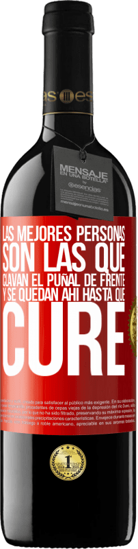 39,95 € Envío gratis | Vino Tinto Edición RED MBE Reserva Las mejores personas son las que clavan el puñal de frente y se quedan ahí hasta que cure Etiqueta Roja. Etiqueta personalizable Reserva 12 Meses Cosecha 2015 Tempranillo