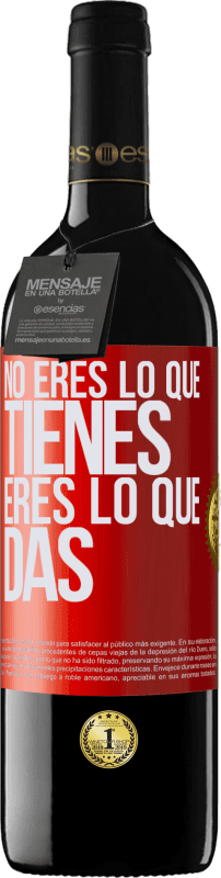 39,95 € Envío gratis | Vino Tinto Edición RED MBE Reserva No eres lo que tienes. Eres lo que das Etiqueta Roja. Etiqueta personalizable Reserva 12 Meses Cosecha 2015 Tempranillo