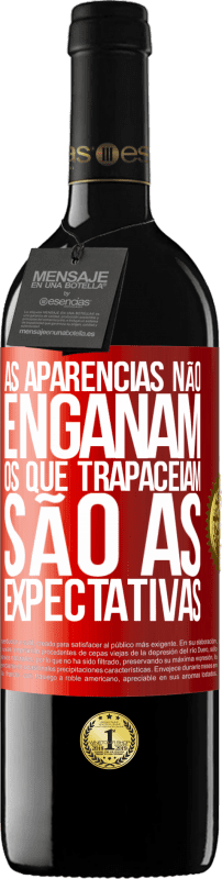 39,95 € Envio grátis | Vinho tinto Edição RED MBE Reserva As aparências não enganam. Os que trapaceiam são as expectativas Etiqueta Vermelha. Etiqueta personalizável Reserva 12 Meses Colheita 2015 Tempranillo