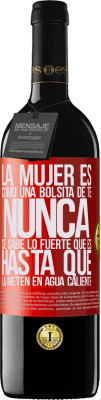 39,95 € Envío gratis | Vino Tinto Edición RED MBE Reserva La mujer es como una bolsita de té. Nunca se sabe lo fuerte que es hasta que la meten en agua caliente Etiqueta Roja. Etiqueta personalizable Reserva 12 Meses Cosecha 2014 Tempranillo