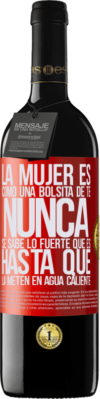 39,95 € Envío gratis | Vino Tinto Edición RED MBE Reserva La mujer es como una bolsita de té. Nunca se sabe lo fuerte que es hasta que la meten en agua caliente Etiqueta Roja. Etiqueta personalizable Reserva 12 Meses Cosecha 2016 Tempranillo