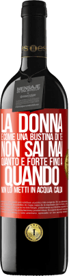 39,95 € Spedizione Gratuita | Vino rosso Edizione RED MBE Riserva La donna è come una bustina di tè. Non sai mai quanto è forte fino a quando non lo metti in acqua calda Etichetta Rossa. Etichetta personalizzabile Riserva 12 Mesi Raccogliere 2014 Tempranillo