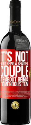 39,95 € 送料無料 | 赤ワイン REDエディション MBE 予約する それは美しいカップルであることではありません。それは途方もないチームであることについてです 赤いタグ. カスタマイズ可能なラベル 予約する 12 月 収穫 2016 Tempranillo