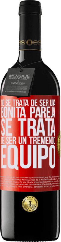 39,95 € Envío gratis | Vino Tinto Edición RED MBE Reserva No se trata de ser una bonita pareja. Se trata de ser un tremendo equipo Etiqueta Roja. Etiqueta personalizable Reserva 12 Meses Cosecha 2015 Tempranillo