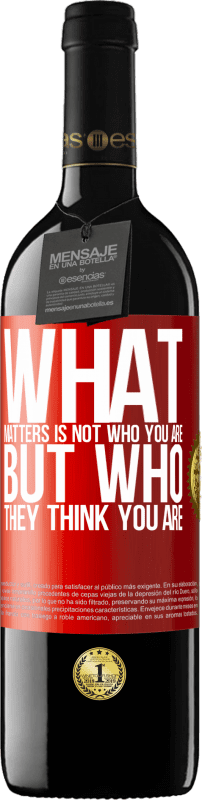 39,95 € Free Shipping | Red Wine RED Edition MBE Reserve What matters is not who you are, but who they think you are Red Label. Customizable label Reserve 12 Months Harvest 2016 Tempranillo