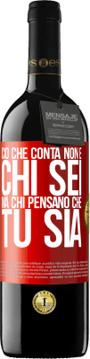 39,95 € Spedizione Gratuita | Vino rosso Edizione RED MBE Riserva Ciò che conta non è chi sei, ma chi pensano che tu sia Etichetta Rossa. Etichetta personalizzabile Riserva 12 Mesi Raccogliere 2016 Tempranillo