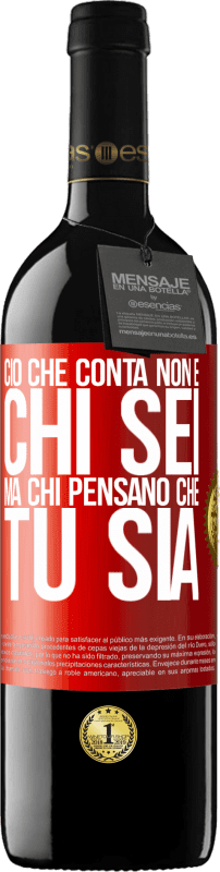 39,95 € Spedizione Gratuita | Vino rosso Edizione RED MBE Riserva Ciò che conta non è chi sei, ma chi pensano che tu sia Etichetta Rossa. Etichetta personalizzabile Riserva 12 Mesi Raccogliere 2015 Tempranillo