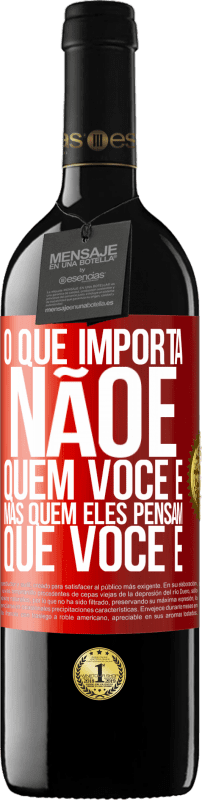 39,95 € Envio grátis | Vinho tinto Edição RED MBE Reserva O que importa não é quem você é, mas quem eles pensam que você é Etiqueta Vermelha. Etiqueta personalizável Reserva 12 Meses Colheita 2015 Tempranillo