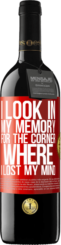 39,95 € Free Shipping | Red Wine RED Edition MBE Reserve I look in my memory for the corner where I lost my mind Red Label. Customizable label Reserve 12 Months Harvest 2015 Tempranillo