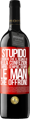 39,95 € Spedizione Gratuita | Vino rosso Edizione RED MBE Riserva Stupido è credere che il regalo sia nella confezione. Sempre, sempre, sempre le mani che offrono Etichetta Rossa. Etichetta personalizzabile Riserva 12 Mesi Raccogliere 2015 Tempranillo