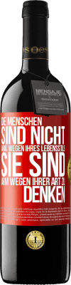 39,95 € Kostenloser Versand | Rotwein RED Ausgabe MBE Reserve Die Menschen sind nicht arm, wegen ihres Lebensstils, sie sind arm, wegen ihrer Art zu denken Rote Markierung. Anpassbares Etikett Reserve 12 Monate Ernte 2014 Tempranillo