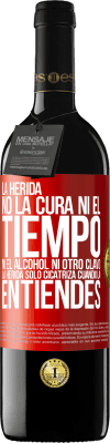 39,95 € Envío gratis | Vino Tinto Edición RED MBE Reserva La herida no la cura ni el tiempo, ni el alcohol, ni otro clavo. La herida sólo cicatriza cuando la entiendes Etiqueta Roja. Etiqueta personalizable Reserva 12 Meses Cosecha 2015 Tempranillo