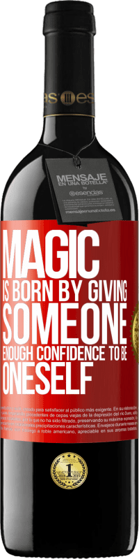 39,95 € 免费送货 | 红酒 RED版 MBE 预订 魔术是通过赋予某人足够的自信成为自己而诞生的 红色标签. 可自定义的标签 预订 12 个月 收成 2014 Tempranillo