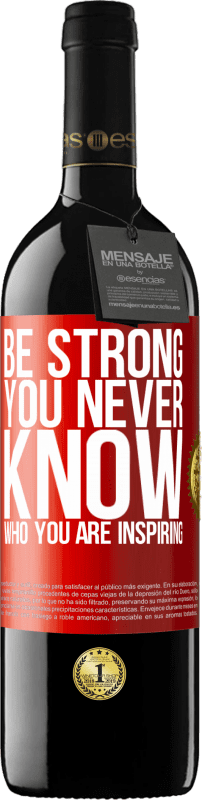 39,95 € Бесплатная доставка | Красное вино Издание RED MBE Бронировать Be strong. You never know who you are inspiring Красная метка. Настраиваемая этикетка Бронировать 12 Месяцы Урожай 2015 Tempranillo