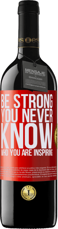 39,95 € Kostenloser Versand | Rotwein RED Ausgabe MBE Reserve Be strong. You never know who you are inspiring Rote Markierung. Anpassbares Etikett Reserve 12 Monate Ernte 2015 Tempranillo