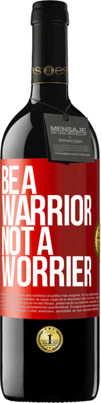 39,95 € Бесплатная доставка | Красное вино Издание RED MBE Бронировать Be a warrior, not a worrier Красная метка. Настраиваемая этикетка Бронировать 12 Месяцы Урожай 2015 Tempranillo