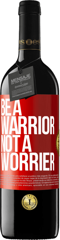 39,95 € Spedizione Gratuita | Vino rosso Edizione RED MBE Riserva Be a warrior, not a worrier Etichetta Rossa. Etichetta personalizzabile Riserva 12 Mesi Raccogliere 2014 Tempranillo