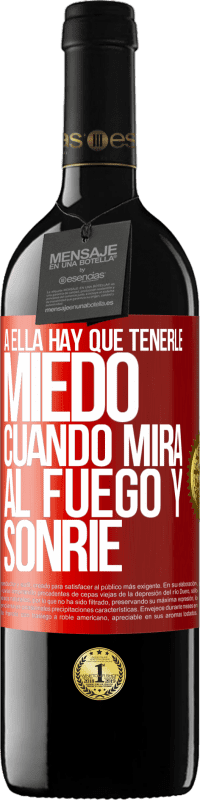 39,95 € Envío gratis | Vino Tinto Edición RED MBE Reserva A ella hay que tenerle miedo cuando mira al fuego y sonríe Etiqueta Roja. Etiqueta personalizable Reserva 12 Meses Cosecha 2015 Tempranillo