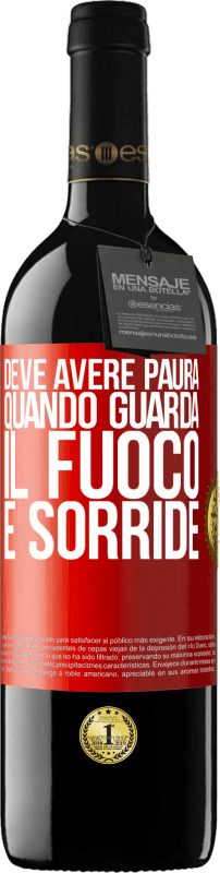 39,95 € Spedizione Gratuita | Vino rosso Edizione RED MBE Riserva Deve avere paura quando guarda il fuoco e sorride Etichetta Rossa. Etichetta personalizzabile Riserva 12 Mesi Raccogliere 2015 Tempranillo