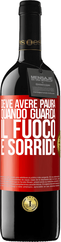 39,95 € Spedizione Gratuita | Vino rosso Edizione RED MBE Riserva Deve avere paura quando guarda il fuoco e sorride Etichetta Rossa. Etichetta personalizzabile Riserva 12 Mesi Raccogliere 2016 Tempranillo