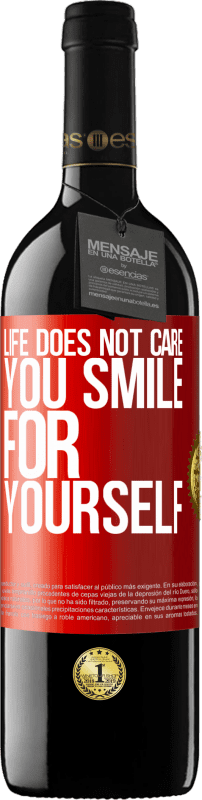39,95 € Free Shipping | Red Wine RED Edition MBE Reserve Life does not care, you smile for yourself Red Label. Customizable label Reserve 12 Months Harvest 2014 Tempranillo